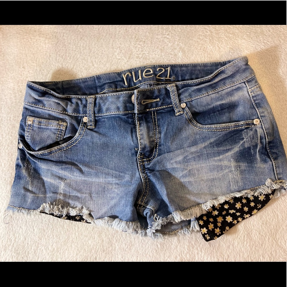 Rue21 Womens Distressed Fray Stretch Short Shorts- 5/6